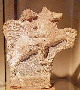 Parthian ratsumiehen patsas (terrakotta)