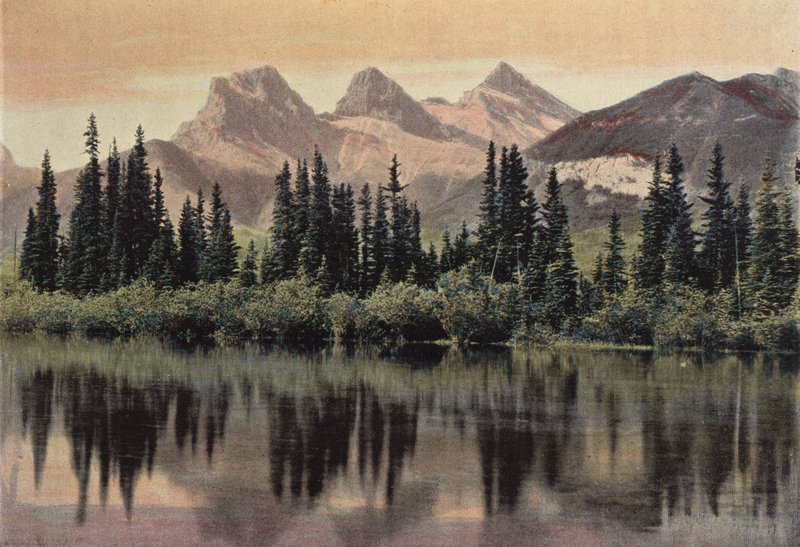 Three Sisters Mountain Albertan piirikunnassa tekijältä European Photographer