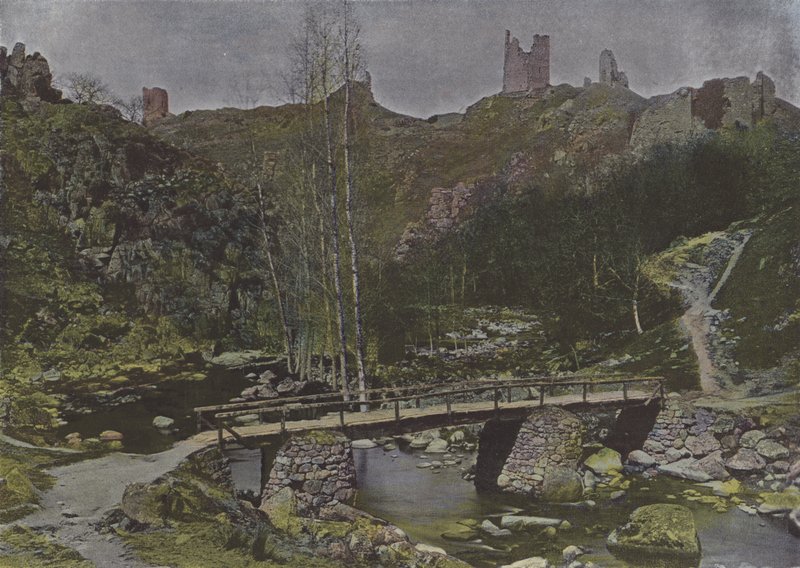 Ruines de Crozant (värillinen kuva) tekijältä (after) French Photographer