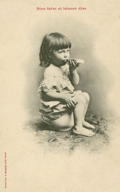 Lapsi syö leipäviipaleen tekijältä French Photographer
