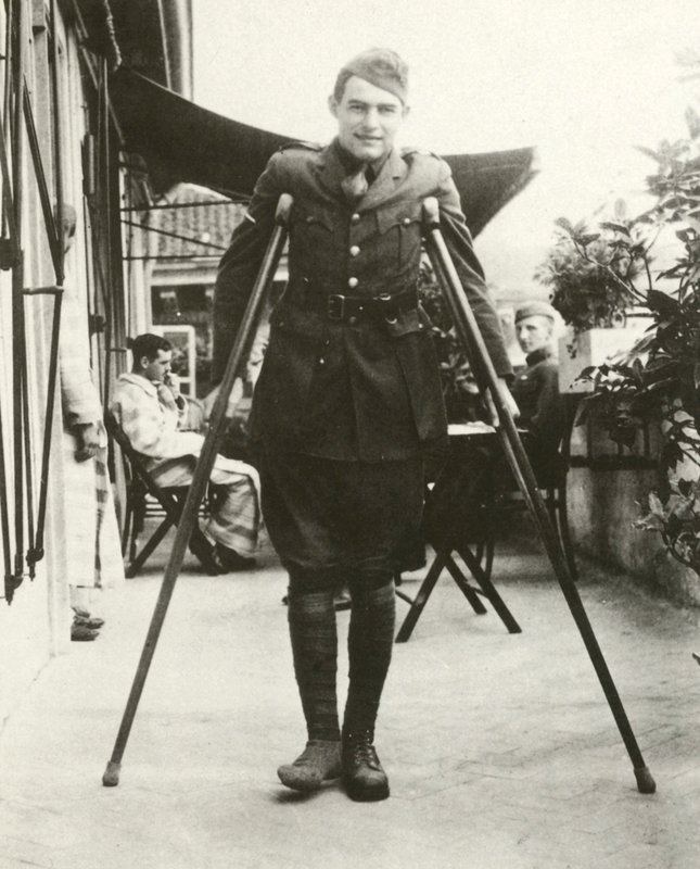 Ernest Hemingway (m/v kuva) tekijältä American Photographer (after)