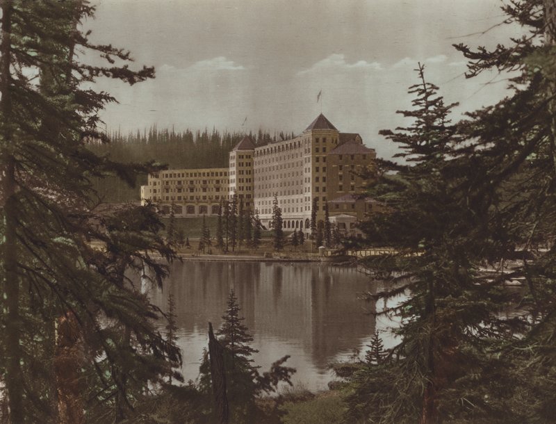 Chateau, Lake Louise (värikuva) tekijältä Byron Hill Harmon
