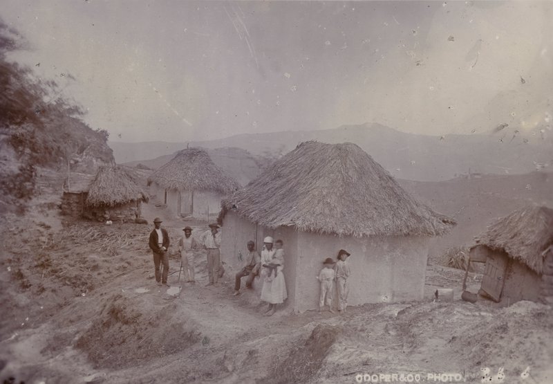 Barbadosin kylä kukkulan rinteessä, 1880 tekijältä English Photographer
