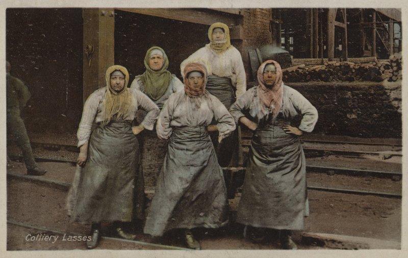Colliery Lasses (värikuva) tekijältä English Photographer