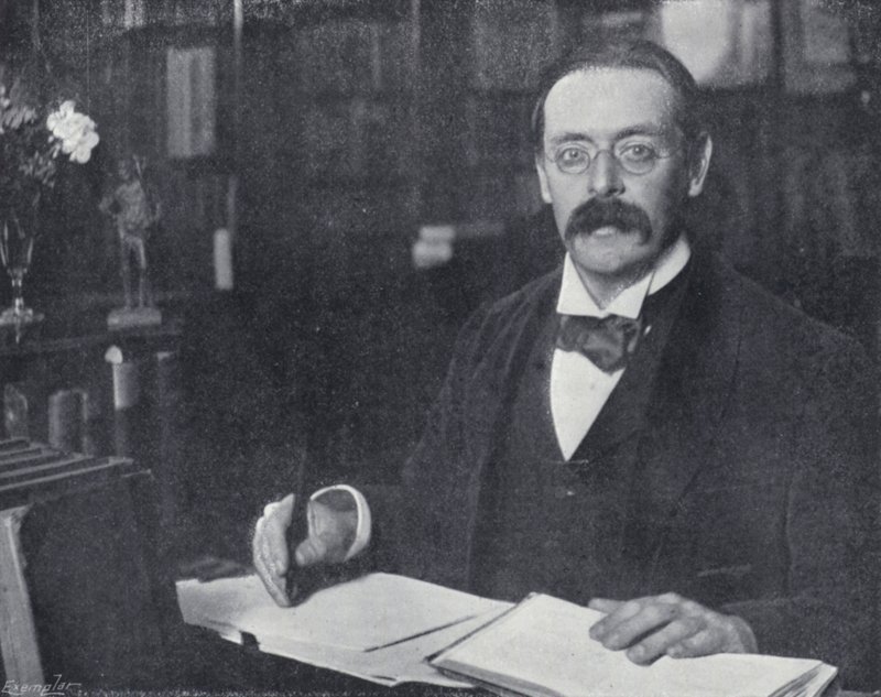 Edmund Gosse tutkimuksessaan (m/w kuva) tekijältä English Photographer