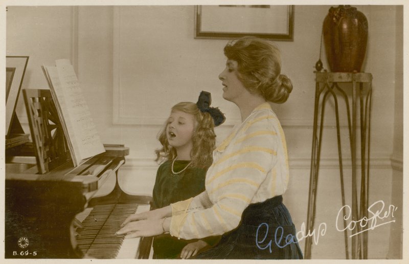 Gladys Cooper ja tyttö pianon ääressä tekijältä English Photographer