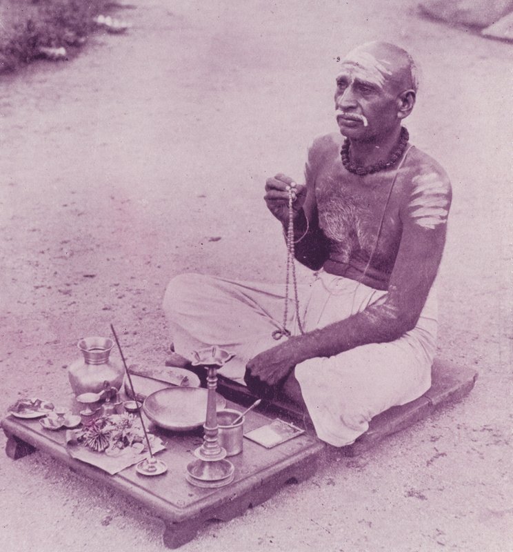 Hindupappi hartaustilaisuuksissaan tekijältä English Photographer