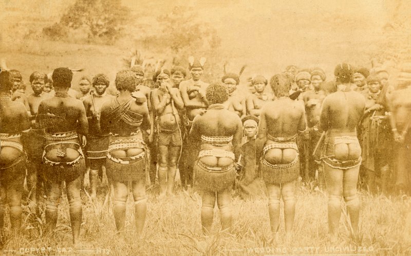 Alkuperäiskansojen afrikkalainen hääjuhla (s/w valokuva) tekijältä English Photographer