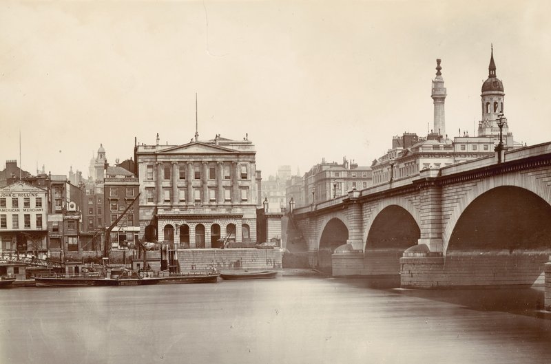 Ironmongers Hall ja London Bridge tekijältä English Photographer