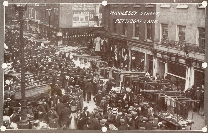 Middlesex Street Petticoat Lane -kadulla tekijältä English Photographer