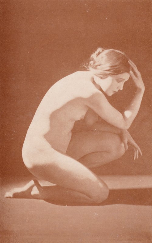 Nudistitaidetta: Ajattelija (s/w-kuva) tekijältä English Photographer