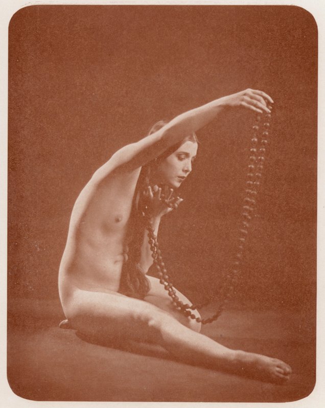 Nudistista taidetta: Jewel (s/w valokuva) tekijältä English Photographer