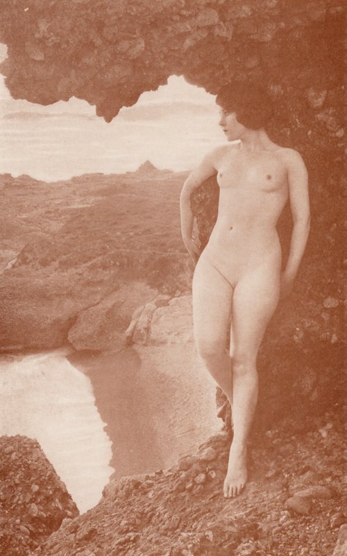 Nudistista taidetta: Scylla (s/w valokuva) tekijältä English Photographer