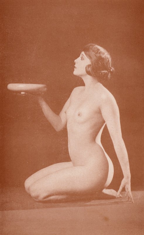 Nudistista taidetta: (s/w-kuva) tekijältä English Photographer