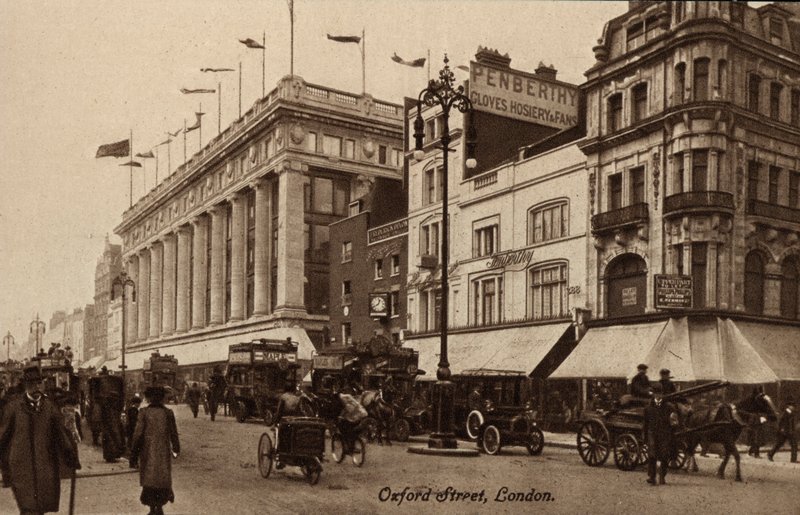 aOxford Street, Lontoo, Selfridges (m/w kuva) tekijältä English Photographer