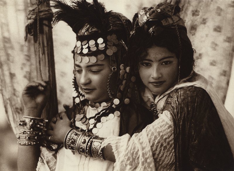 "Ouled Nail" tanssivat tytöt (s/w valokuva) tekijältä European Photographer