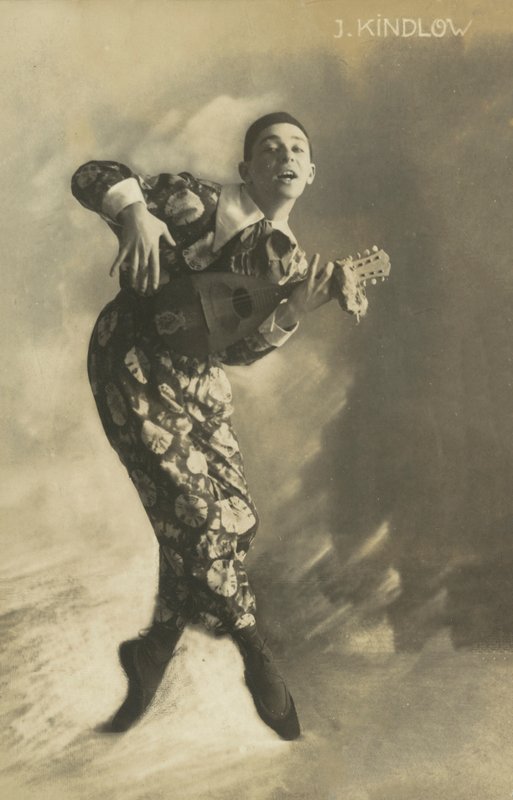 Pierrot soittaa luuttua (s/w-kuva) tekijältä European Photographer
