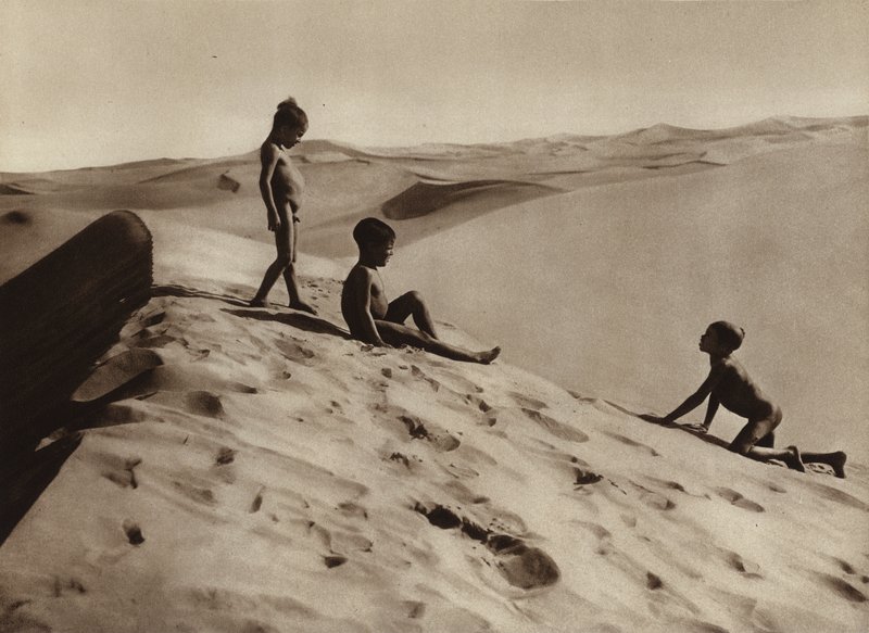 Saharan lapset (s/w-kuva) tekijältä European Photographer