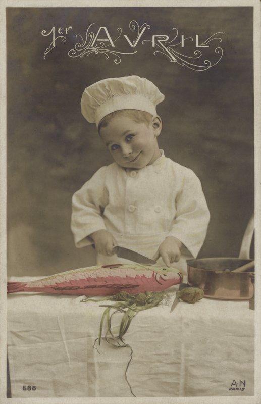 Pikkupoika keittää kalaa (värikuva) tekijältä French Photographer