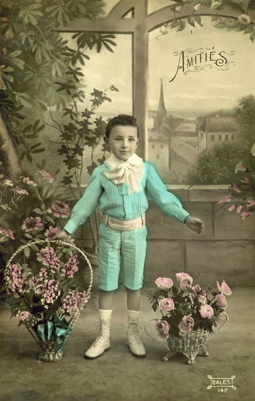 Pikkupoika sinisessä (värikuva) tekijältä French Photographer