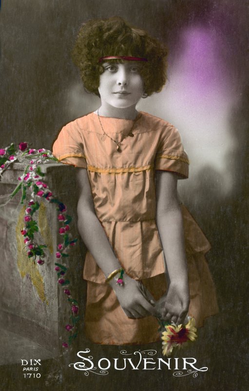 Pieni tyttö oranssissa (värikuva) tekijältä French Photographer