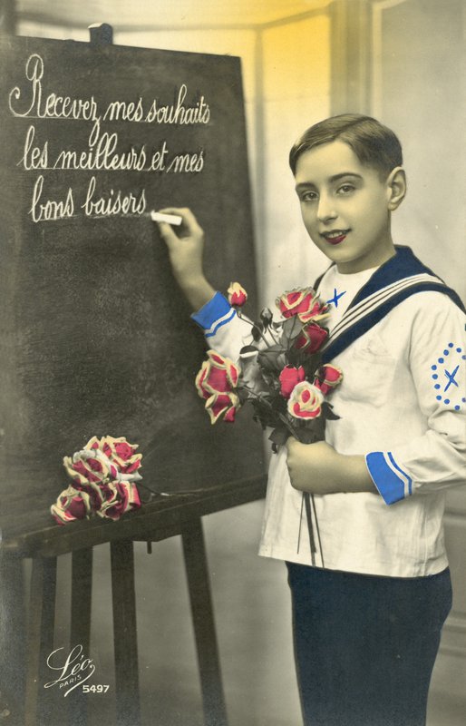Koulupoika kirjoittaa taululle (värikuva) tekijältä French Photographer