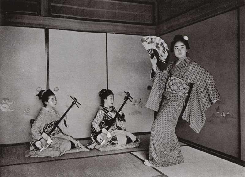 Geisha tanssii (m/w kuva) tekijältä Herbert Ponting