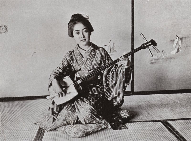 Geisha leikkimässä Samisena (m/w kuva) tekijältä Herbert Ponting