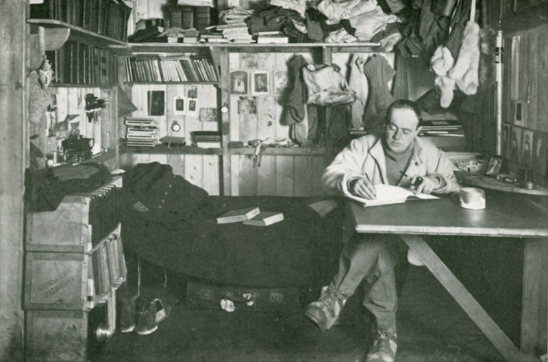 Kapteeni Scott kirjoittaa päiväkirjaansa tekijältä Herbert Ponting