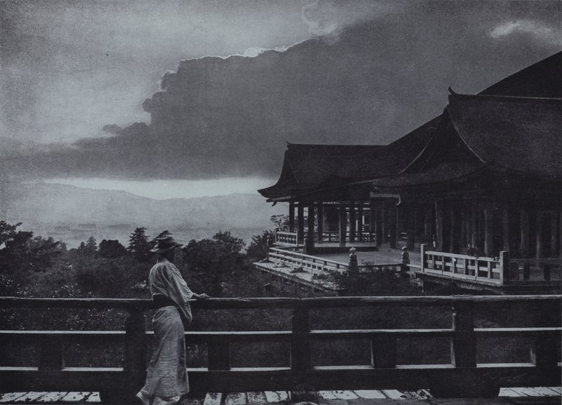 Moni ght at Kiyomizudera (b/w p hot) tekijältä Herbert Ponting