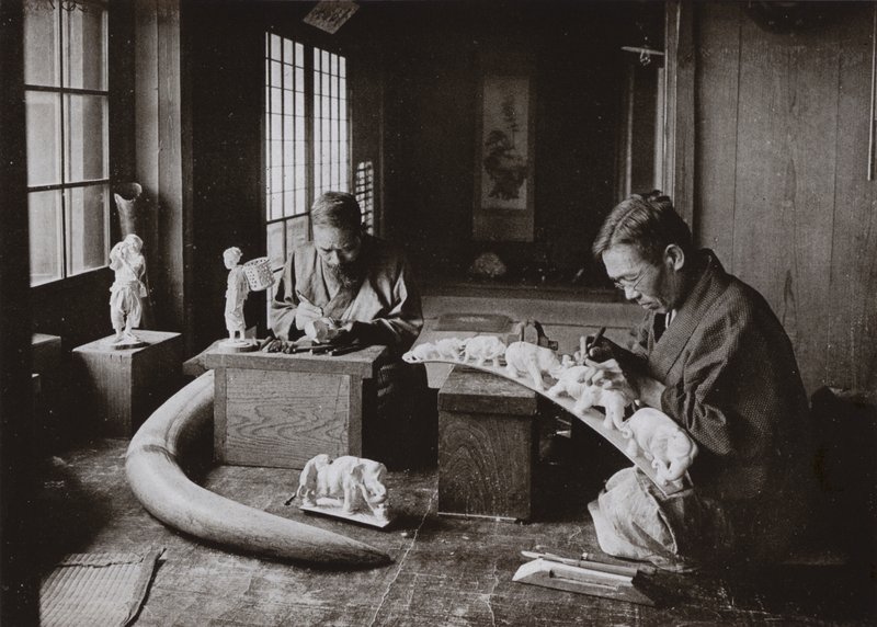 Ivory Carvers (m/w kuva) tekijältä Herbert Ponting