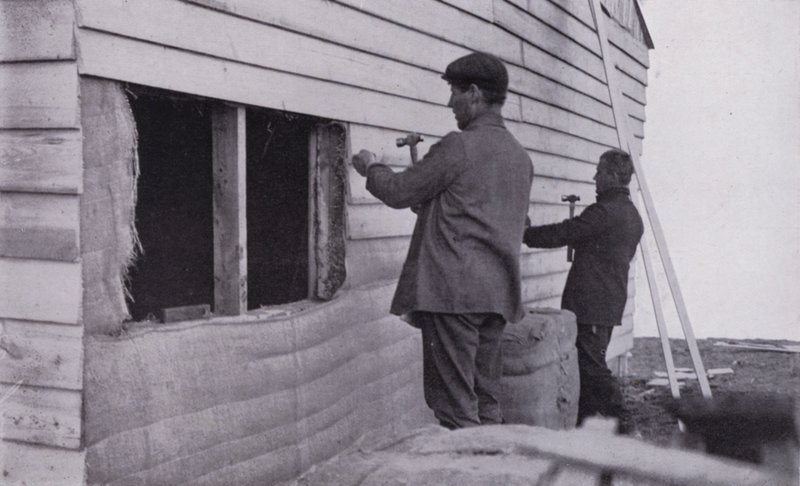 "Kota pystytettiin" (m/w kuva) tekijältä Herbert Ponting
