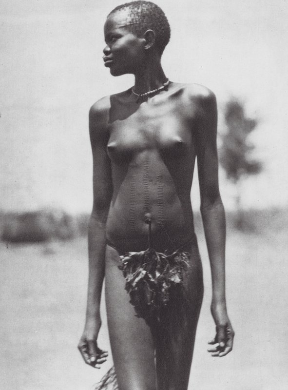 Afrikka: Djur-tyttö, Sudan (s/w-kuva). tekijältä Hugo Adolf Bernatzik