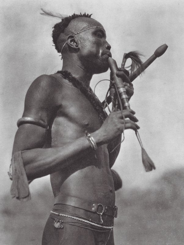Afrikka: Niambara-huilunsoittaja (s/w-kuva). tekijältä Hugo Adolf Bernatzik