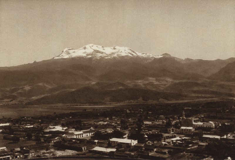 Meksiko: Amecameca ja Iztaccihuatl (s/w-kuva). tekijältä Hugo Brehme