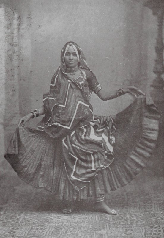 Bombay / Mumbai: Intialainen hameen tanssi (s/w valokuva) tekijältä Indian photographer