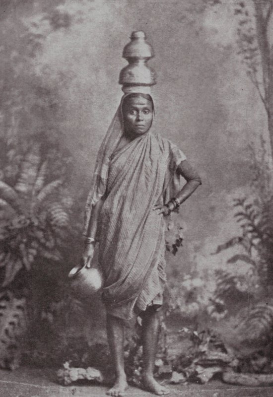 Bombay / Mumbai: Maitotyttö (s/w valokuva) tekijältä Indian photographer