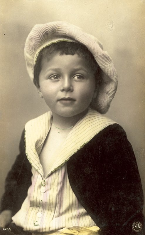 Söpö poika floppy-hatussa tekijältä Italian Photographer