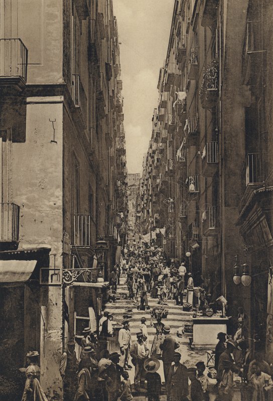 Napoli: Gradoni Di Chiaia (valkoinen kuva) tekijältä Italian Photographer