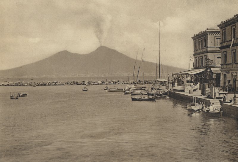 Napoli: S Lucia Col Vesuvio (valkoinen kuva) tekijältä Italian Photographer