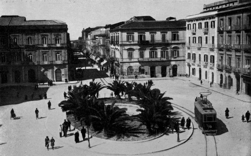 Taranto, Piazza Giordano Bruno (b/w kuva) tekijältä Italian Photographer