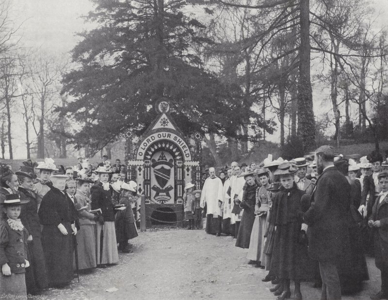 Tissington Wellin pukeutuminen, palvelu Yew Tree Wellilla tekijältä J. Benjamin Stone