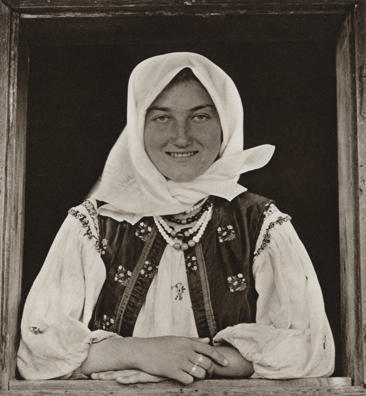 Romania: Oncesti, Ikkunalla (m/w kuva) tekijältä Kurt Hielscher