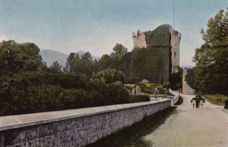 Etelä-Irlanti: Ross Castle, Killarney (värillinen kuva) tekijältä Photographer Irish