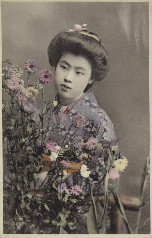 Japanilainen tyttö kukilla (värillinen kuva) tekijältä Photographer Japanese