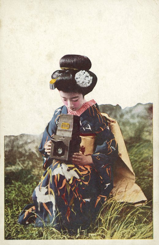 Japanilainen nainen yllään perinteinen puku (värikuva) tekijältä Photographer Japanese