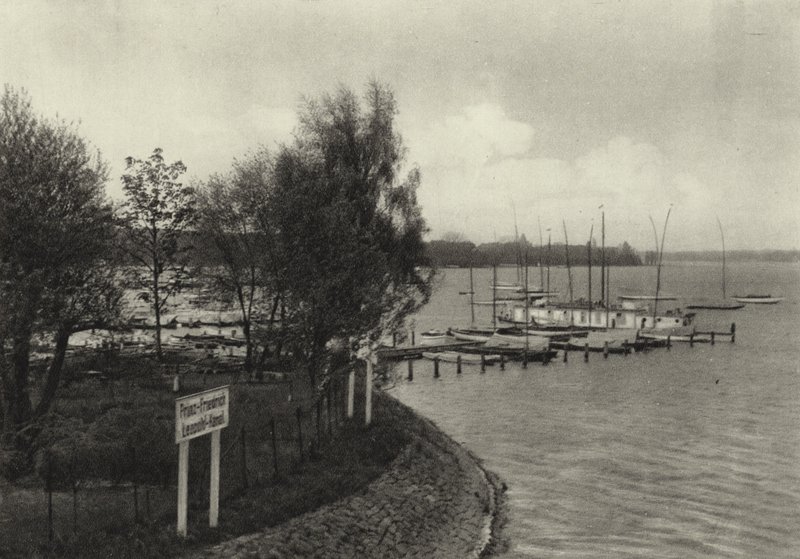 Wannsee (m/w kuva) tekijältä Sasha Stone